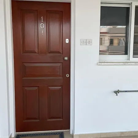 Three Bedrooms At Apartment *