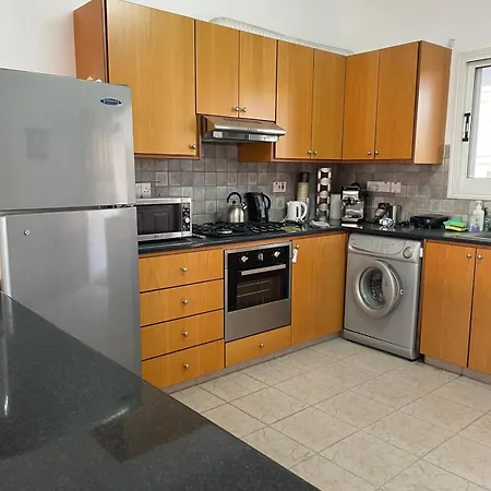 Three Bedrooms At Apartment *